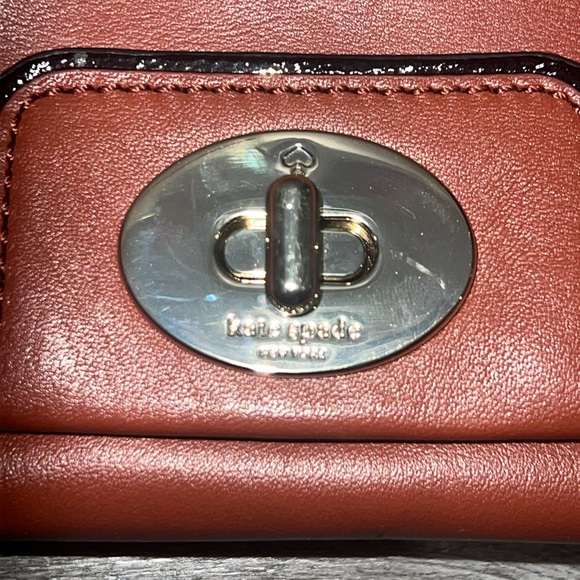 Kate Spade Hampton Road Julina Leather Turnlock Crossbody Purse Clutch - Picture 4 of 12